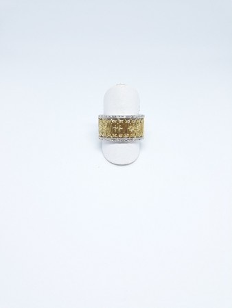 Fascia d'oro 18Kt sforata, ed incisa a bulino effetto seta con bordi in contrasto smerlati e modellati. 